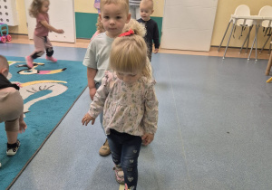 dzieci idą w jednej linii