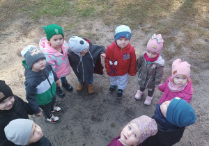dzieci stoją w kole trzymają się za ręce