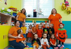 dzieci i opiekunki pozują do zdjęcia