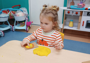 dziewczynka wypełnia kółko masą dyniową