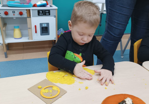 chłopiec wypełnia kółko masą dyniową