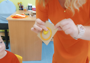 opiekunka pokazuje na czym polega zadanie