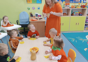 opiekunka pokazuje dzieciom na czym polega ich zadanie