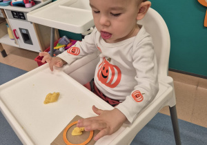 chłopiec wykleja kółko masą dyniową