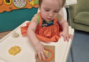 chłopiec ugniata masę dyniową w kółko