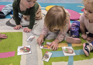 dziecko układa jeża z puzzli, dzieci się przyglądają