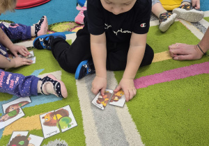 chłopiec układa jeża z puzzli