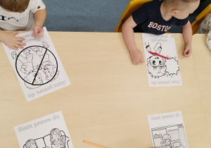 dziei kolorują kredkami obrazki