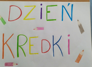 kolorowy napis na kartonie "Dzień kredki"