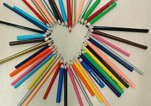 serduszko ułożone z kredek