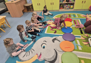 dziewczynka kładzie kredkę na kółku o takim samym kolorze