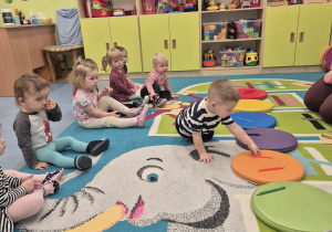 chłopiec kładzie kredkę na kółku w takim samym kolorze