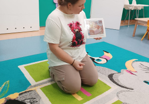 opiekunka prezentuje opowiadanie obrazkowe