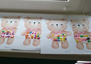 praca plastyczna wykonana przez dzieci-misie wyklejone plasteliną