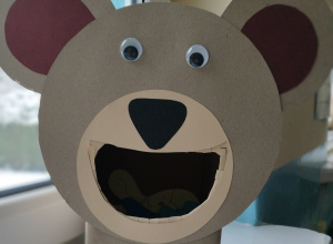 miś z kartonu z otwartym pyszczkiem