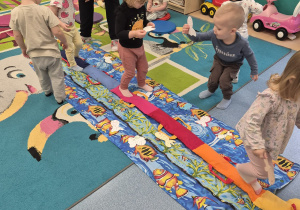 dzieci zbierają rybki