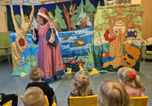 dzieci siedzą patrzą, aktorka przebrana za wróżkę
