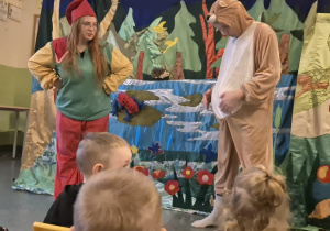 aktorzy przebrani za krasnala i misia