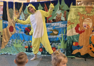 aktor przebrany za żabę uśmiecha się