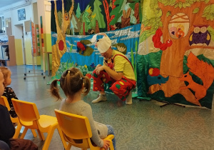 dzieci oglądają przedstawienie, aktor przebrany za zająca