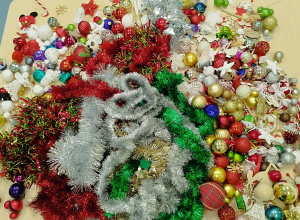 na stoliku leżą ozdoby choinkowe- bombki, łańcuchy itp.