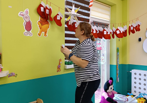 opiekunka sięga kartkę z kalendarza adwentowego