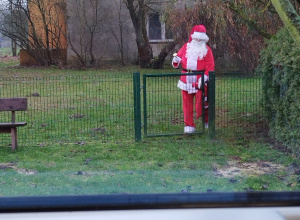 mikołaj idzie przez podwórko