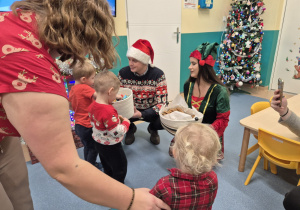 pan Burmistrz wręcza dzieciom upominki