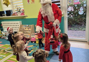 dzieci przybijają z mikołajem żółwika