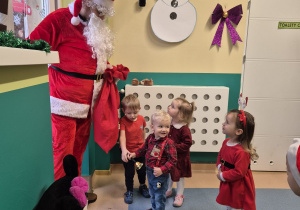 mikołaj wchodzi do sali, dzieci patrzą