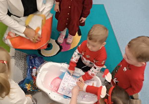 dzieci rozpakowują prezenty od pani dyrektor