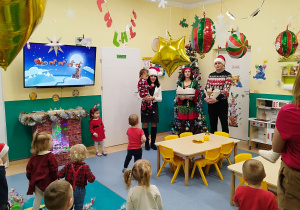 pan burmistrz, pani elfinka i pani dyrektor przyszli do dzieci stoją