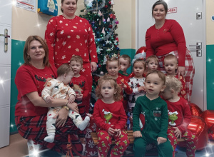 opiekunki i dzieci stoją przy choince