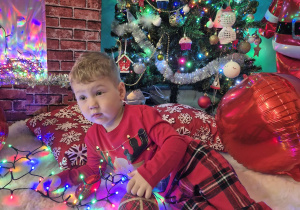 chłopiec leży i patrzy