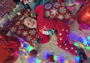 chłopiec leży i uśmiecha się