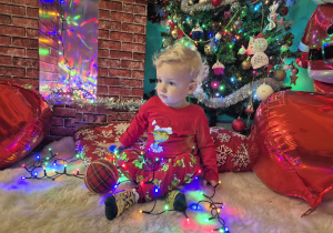 chłopiec siedzi i patrzy