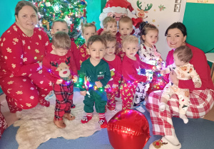 opiekunki oplotły dzieci światełkami