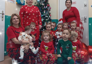 dzieci wraz z opiekunkami pozują do zdjęcia