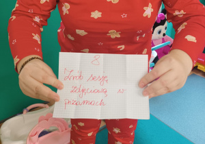 kartka z zadaniem na dziś- zrób sesję zdjęciową w piżamach