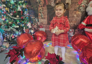 dziewczynka uśmiecha się