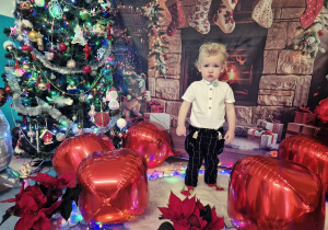 chłopiec stoi i patrzy