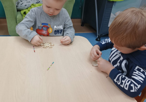 chłopcy wyklejają diamentami kształty