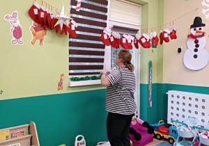 opiekunka wyciąga kartkę z dzisiejszym zadaniem ze skarpety