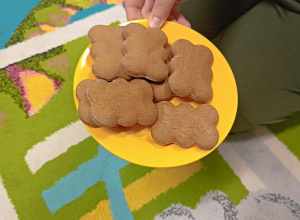 pierniczki leżą na talerzyku