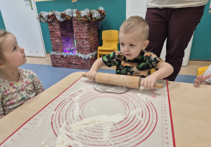 chłopiec wałkuje ciasto