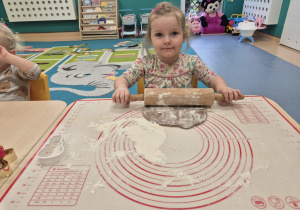 dziewczynka wałkuje ciasto