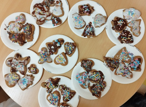 na stole leżą ozdobione pierniczki