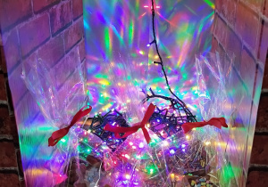 w środku w kominku leżą popakowane w torebki pierniczki