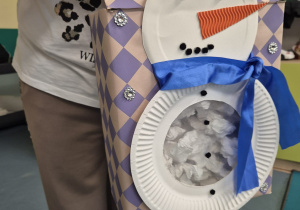 bałwanek kartonowy ma już pełny, biały brzuszek