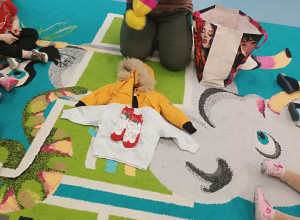 na dywanie leżą ciepłe ubrania